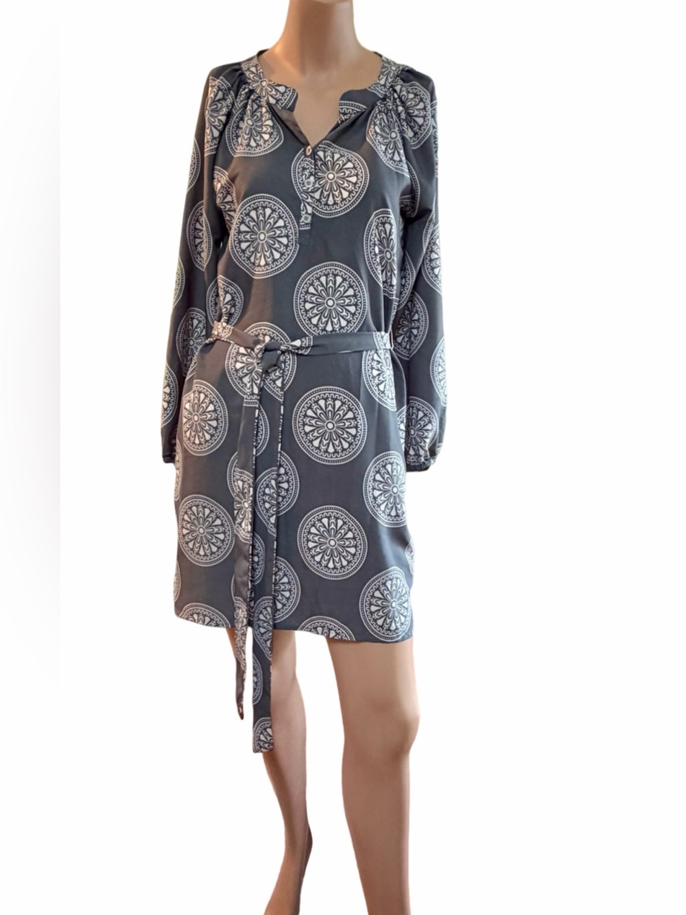 b.Boutique by Evergreen Gray Medallion Long Sleeve Belted Shift Dress Small